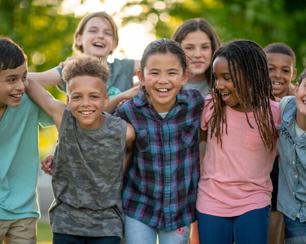 Ein Gruppenfoto von Kindern die lachen | © FatCamera - Getty Images/iStockphoto